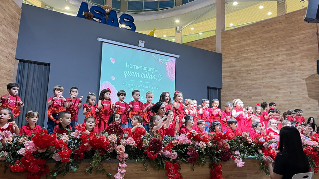 “Cuidar de Quem Cuida”: apresentações emocionam famílias no mês das mães na Escola Asas de Papel