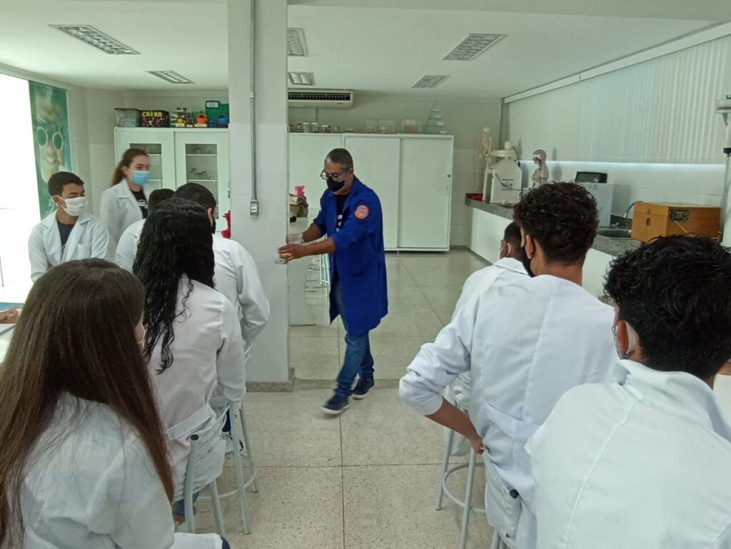 Aula no laboratório de Ciências sob orientação do Professor Andel Ricardo